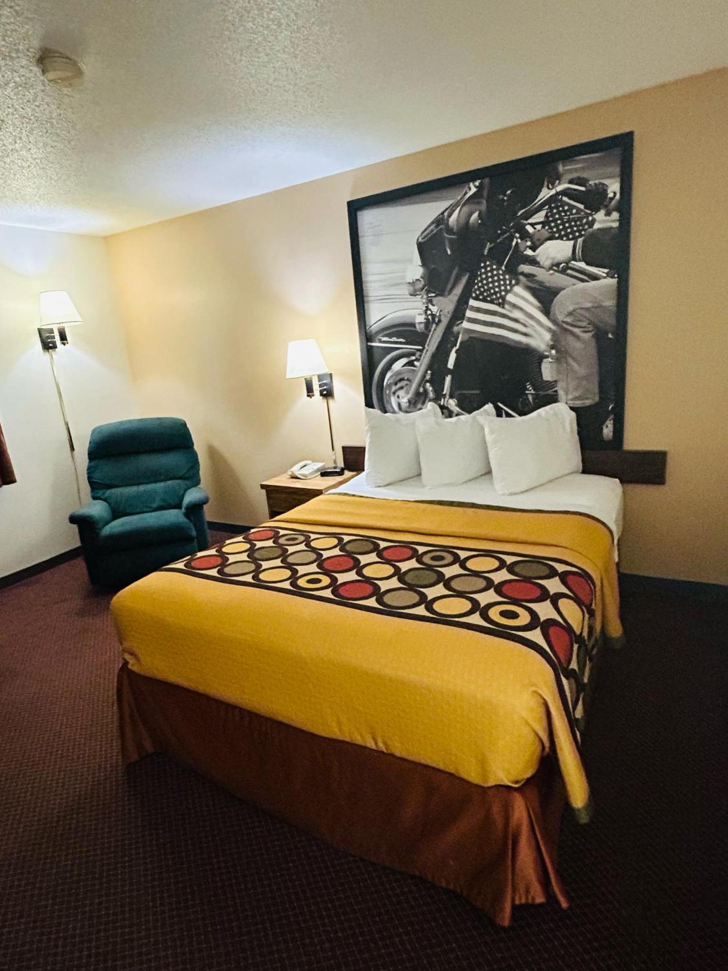 Super 8 by Wyndham Hot Springs Motel Eksteriør billede
